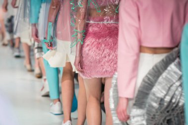 Moda podyumu defilesi, gösteri finalinde manken yürüyüşü. Moda haftası temalı fotoğraf.