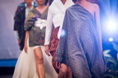 Moda podyumu defilesi, gösteri finalinde manken yürüyüşü. Moda haftası temalı fotoğraf.