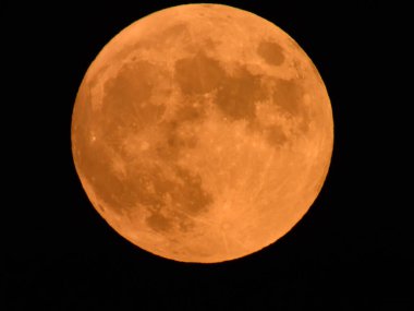 2020 Temmuz Avcı ayı Lakeville, Massachusetts, ABD üzerinde karanlık gece gökyüzünde. 