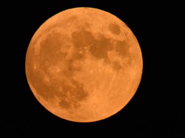 2020 Temmuz Avcı ayı Lakeville, Massachusetts, ABD üzerinde karanlık gece gökyüzünde. 