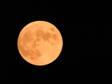 2020 Temmuz Avcı ayı Lakeville, Massachusetts, ABD üzerinde karanlık gece gökyüzünde. 