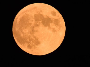 2020 Temmuz Avcı ayı Lakeville, Massachusetts, ABD üzerinde karanlık gece gökyüzünde. 