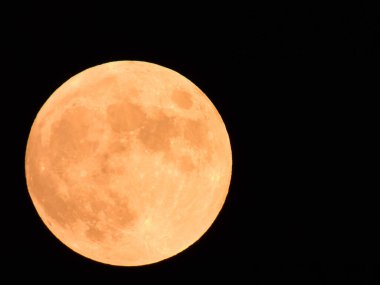 2020 Temmuz Avcı ayı Lakeville, Massachusetts, ABD üzerinde karanlık gece gökyüzünde. 