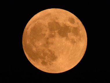 2020 Temmuz Avcı ayı Lakeville, Massachusetts, ABD üzerinde karanlık gece gökyüzünde. 