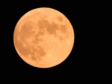 2020 Temmuz Avcı ayı Lakeville, Massachusetts, ABD üzerinde karanlık gece gökyüzünde. 
