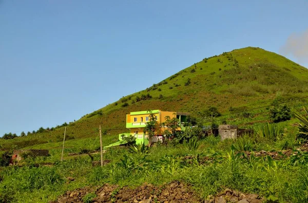Brilhante Colorida Casa Fica Uma Base Uma Montanha Com Terras — Fotografia de Stock
