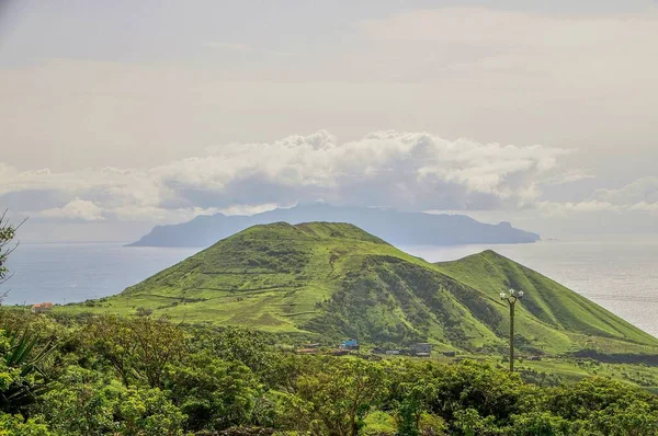 在佛得角群岛的云雾笼罩下 农田通向大海的圣克拉拉山 而布拉瓦岛上则在海上 — 图库照片