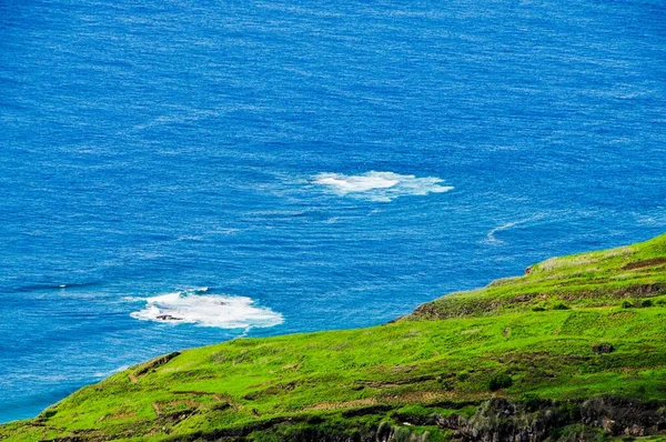 Ondas Colidem Com Rochas Vulcânicas Oceano Abaixo Penhasco Galinheiro Fogo — Fotografia de Stock