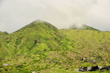 Fogo, Cabo Verde 'de yağmur mevsiminde yeşil bitki örtüsüyle kaplı, volkanik bir manzara olan Sao Jorge kasabası.