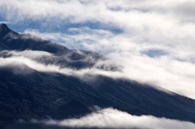 Volkan üzerinde bulutlar