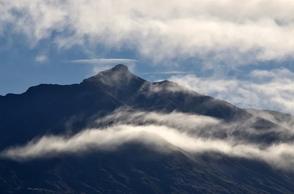 Nubes sobre el volcán — Foto de Stock