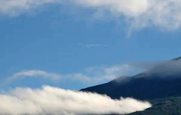 Chmury na f o podstawowej wulkan — Zdjęcie stockowe