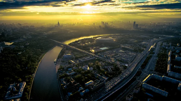 Frunzenskaya naberezhnaya ao pôr do sol, Moscou — Fotografia de Stock