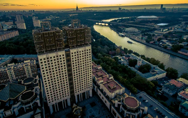 Frunzenskaya naberezhnaya bei Sonnenuntergang, Moskau Stockbild