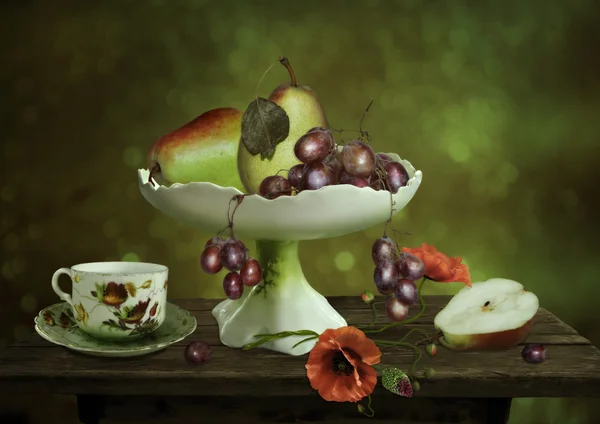 Stillleben mit Birnen und Trauben — Stockfoto