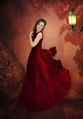 Bir lamba ışığında kız