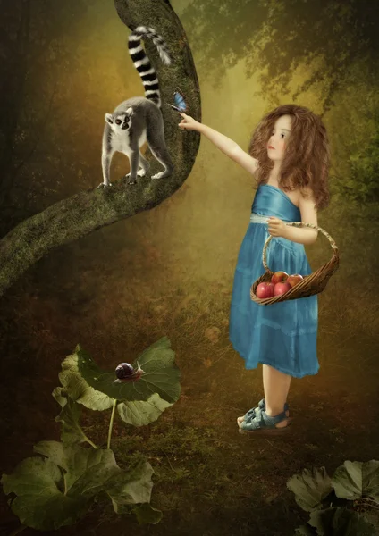 小さな女の子とキツネザル — ストック写真
