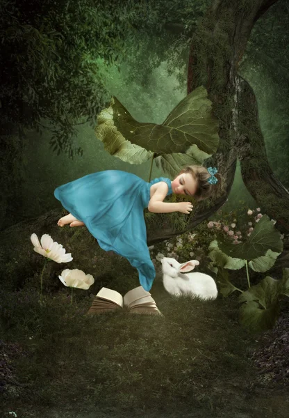 Mała dziewczynka, spanie w lesie — Zdjęcie stockowe