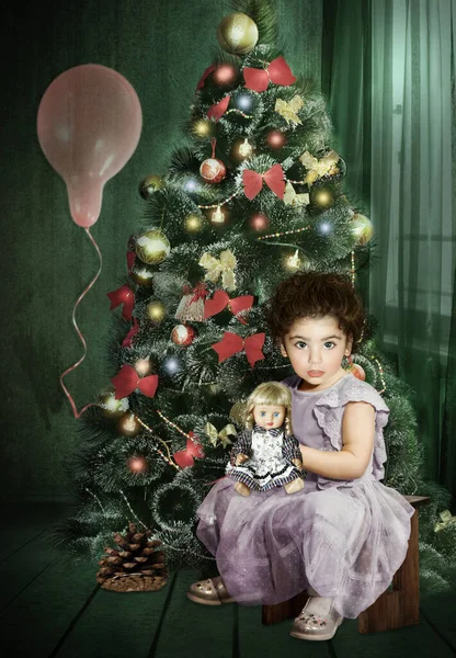 Petite Fille Avec Une Poupée Assise Près Sapin Noël Vacances — Photo