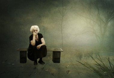 bankta oturan yaşlı kadın