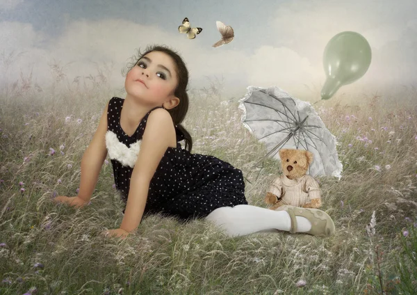 Kleines Mädchen liegt im Gras — Stockfoto