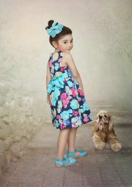 Malá dívka a pes — Stock fotografie