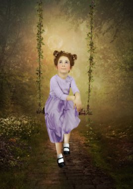 Salıncağın üzerindeki küçük kız