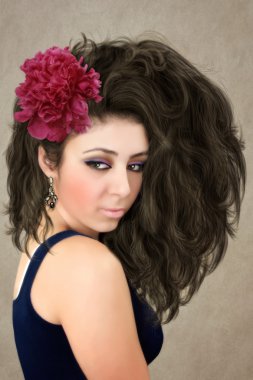 çiçek ile genç kız