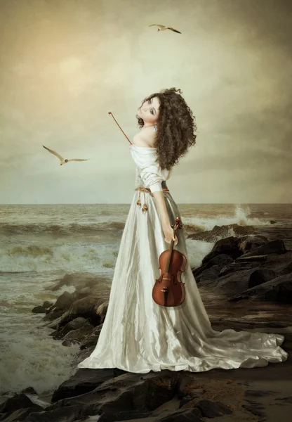 Young girl with violin — Stock Photo, Image