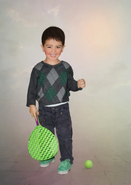 Niño alegre con raqueta de tenis —  Fotos de Stock