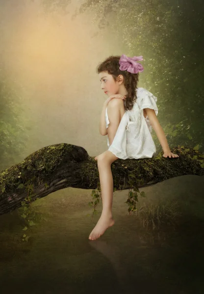 Ragazza seduta sull'albero — Foto Stock