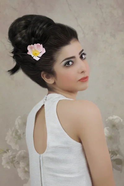 Flicka med blomma i håret — Stockfoto