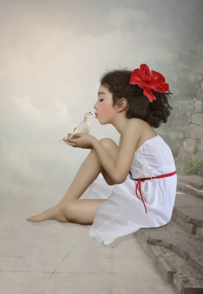 Petite fille baiser colombe — Photo
