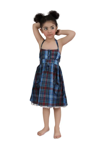 En liten flicka i rutig klänning — Stockfoto