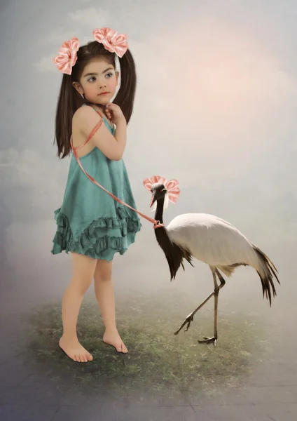 Little girl with long hair  and bird — ストック写真