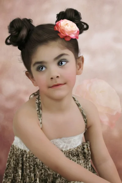 Bambina con rosa — Foto Stock