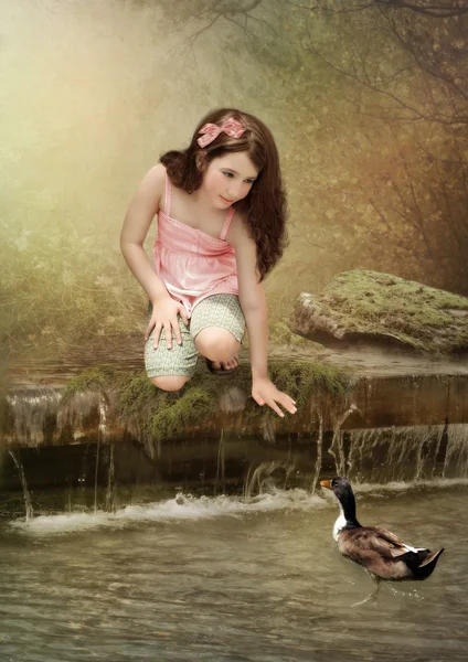 Fille et canard dans la nature — Photo