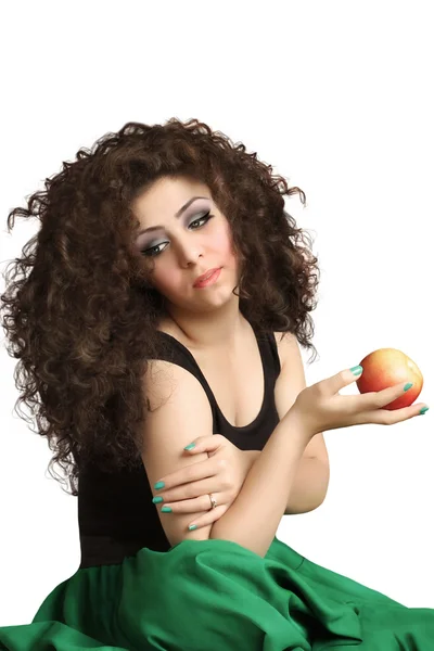 Menina com cabelo encaracolado segurando maçã — Fotografia de Stock