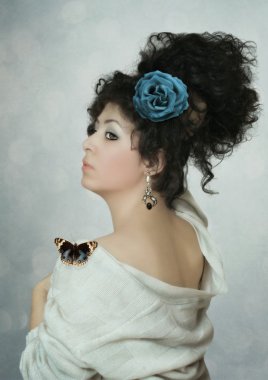 Kız mavi gül desenli