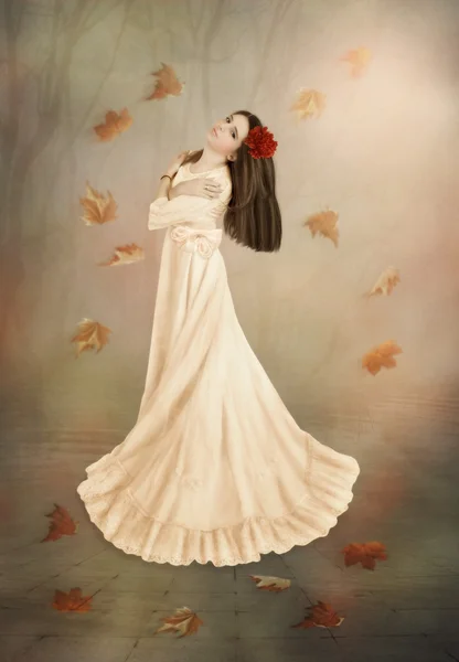 秋の紅葉に囲まれて踊っている女の子 — ストック写真