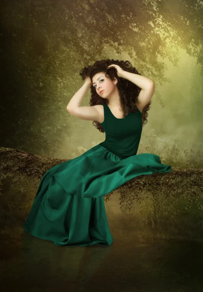 Young girl  in green dress — Stock Photo, Image