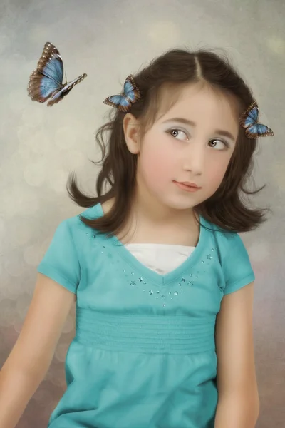 Liten flicka och fjärilar — Stockfoto