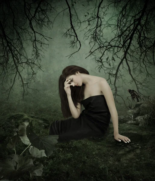 Giovane ragazza triste nella foresta — Foto Stock