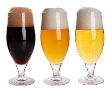 beyaz zemin üzerine bira