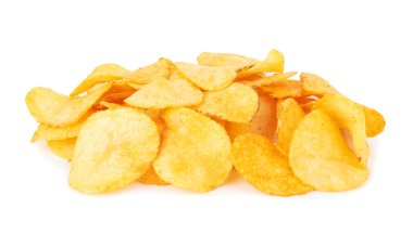 Beyaz arkaplanda patates cipsi