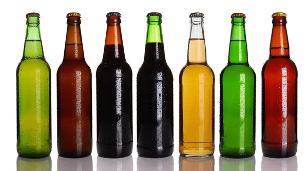 Bierflaschen auf weißem Grund — Stockfoto