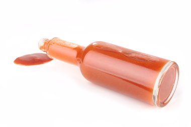 Beyaz arka plan üzerinde acı sos