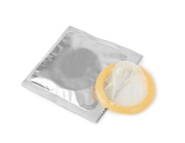 Prezervatif beyaz bir arka plan üzerinde