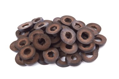 beyaz arkaplanda siyah zeytin