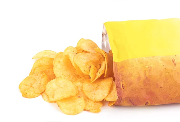 Chipsy ziemniaczane na białym tle — Zdjęcie stockowe